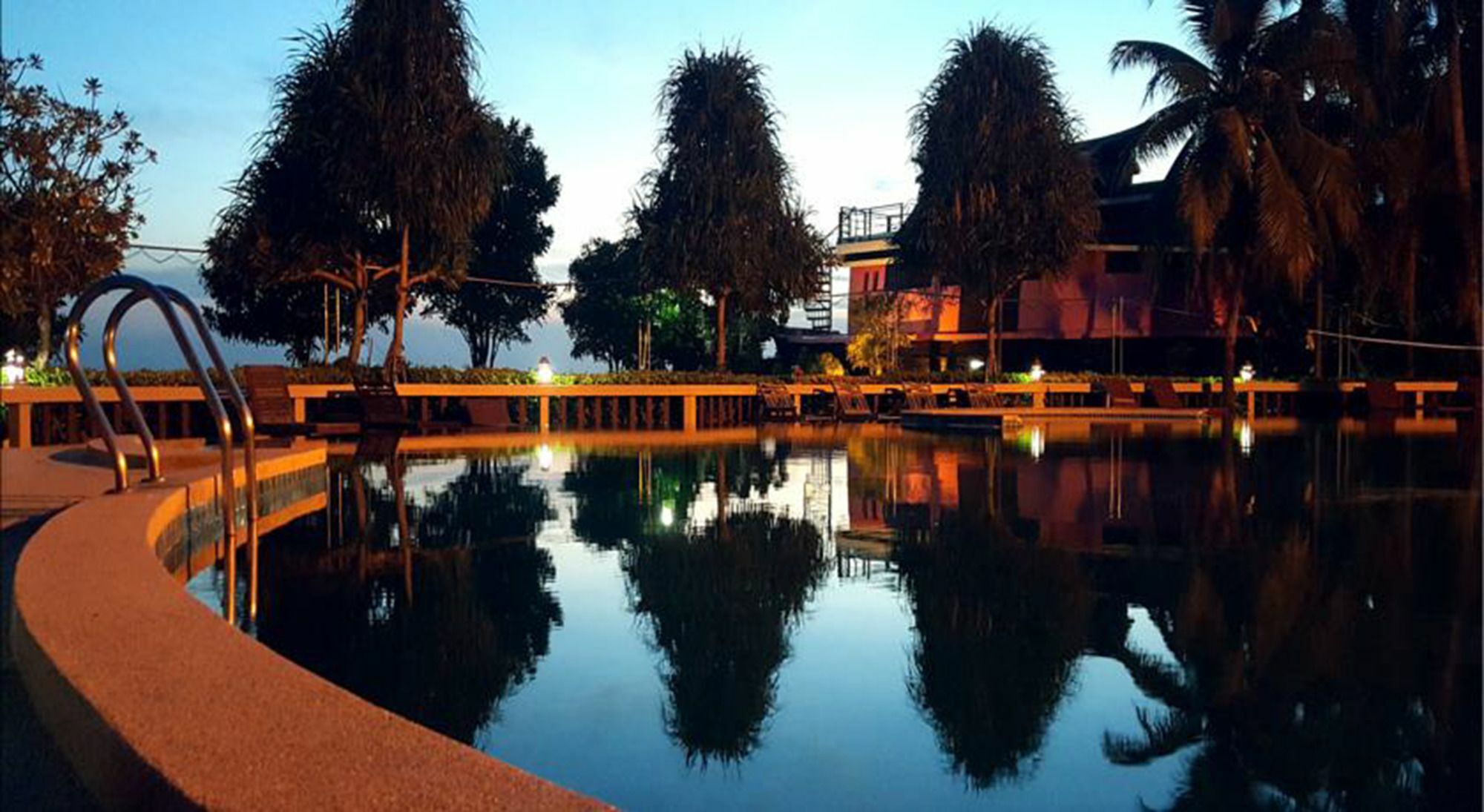 Jungle Gym Hotel Hatrin Kültér fotó